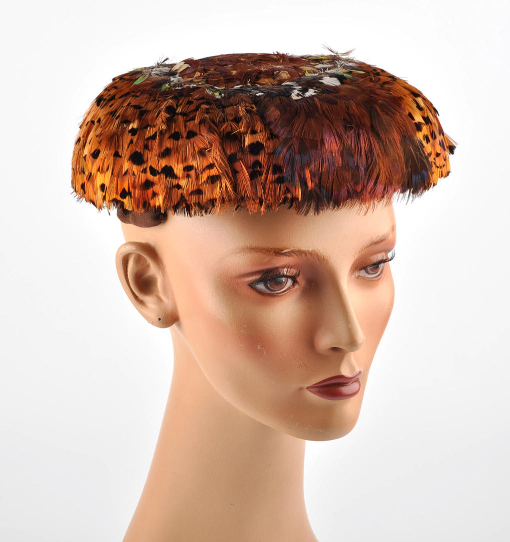 KOPFBEDECKUNG 57. damhatt Motorhuv, mössa med fasan fjäder.