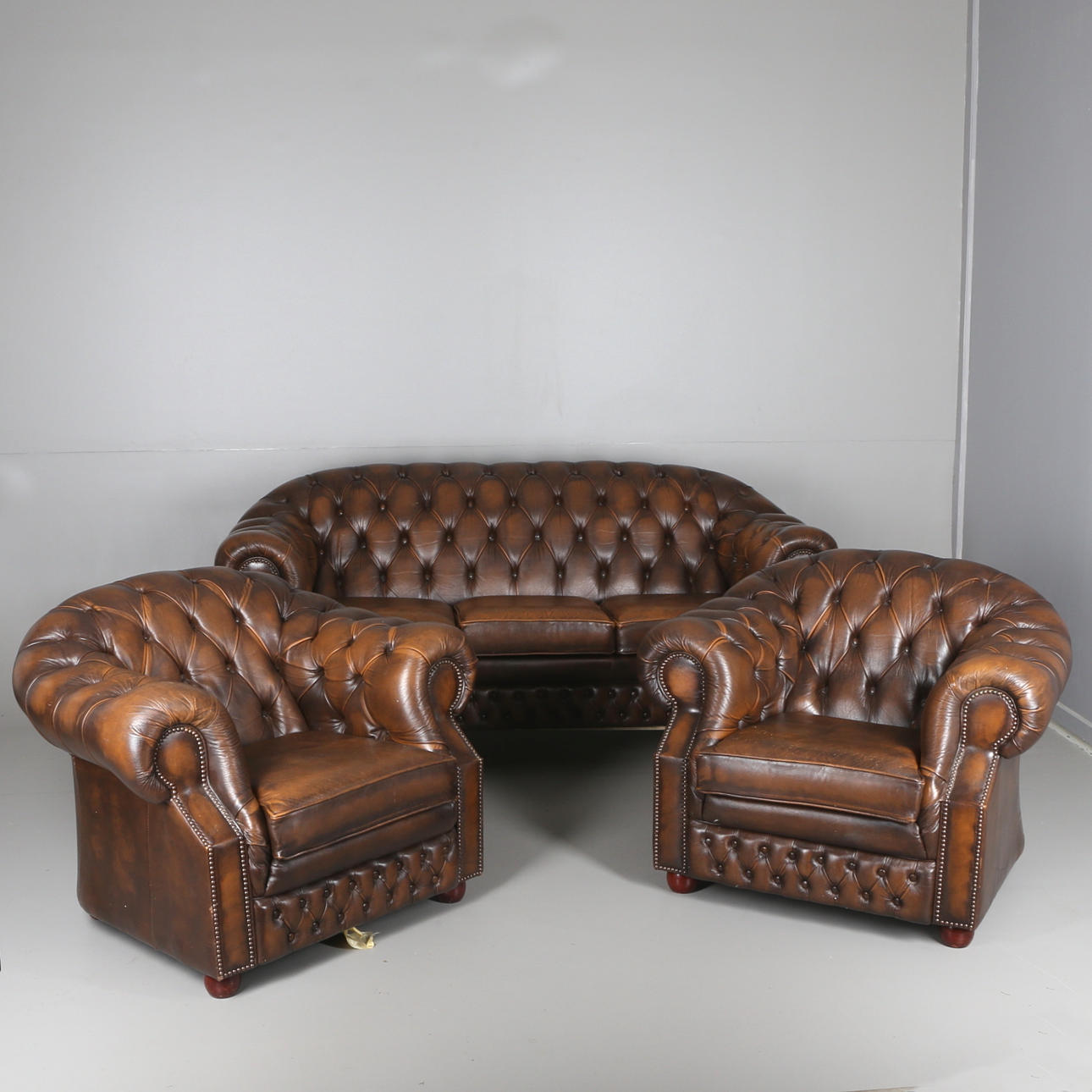 SOFFGRUPP, 3 delar, skinn, Chesterfield, 1900-talets senare hälft.