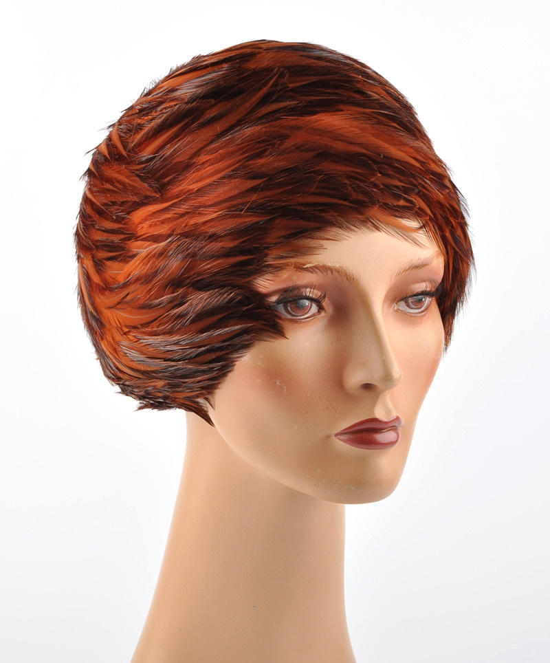 KOPFBEDECKUNG 59. damhatt fjäderlock, hårnät med eleganta fjädrar.