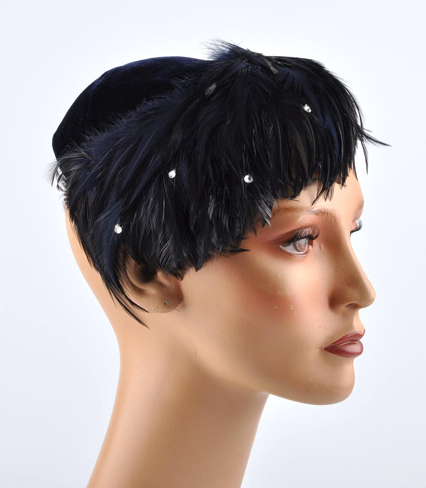 KOPFBEDECKUNG 60. damhatt Motorhuv, lock med bifogade fjädrar, blå.