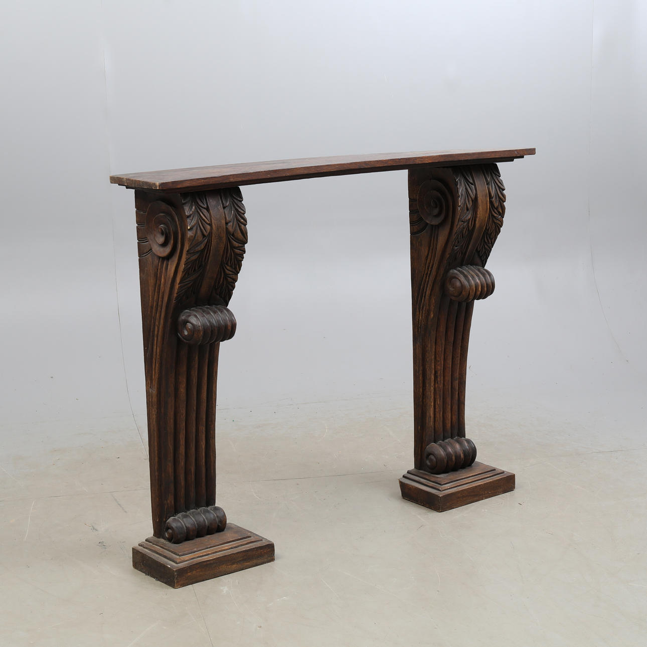 INDRETNINGSELEMENT/SKÆNK. træ med udskæringer.