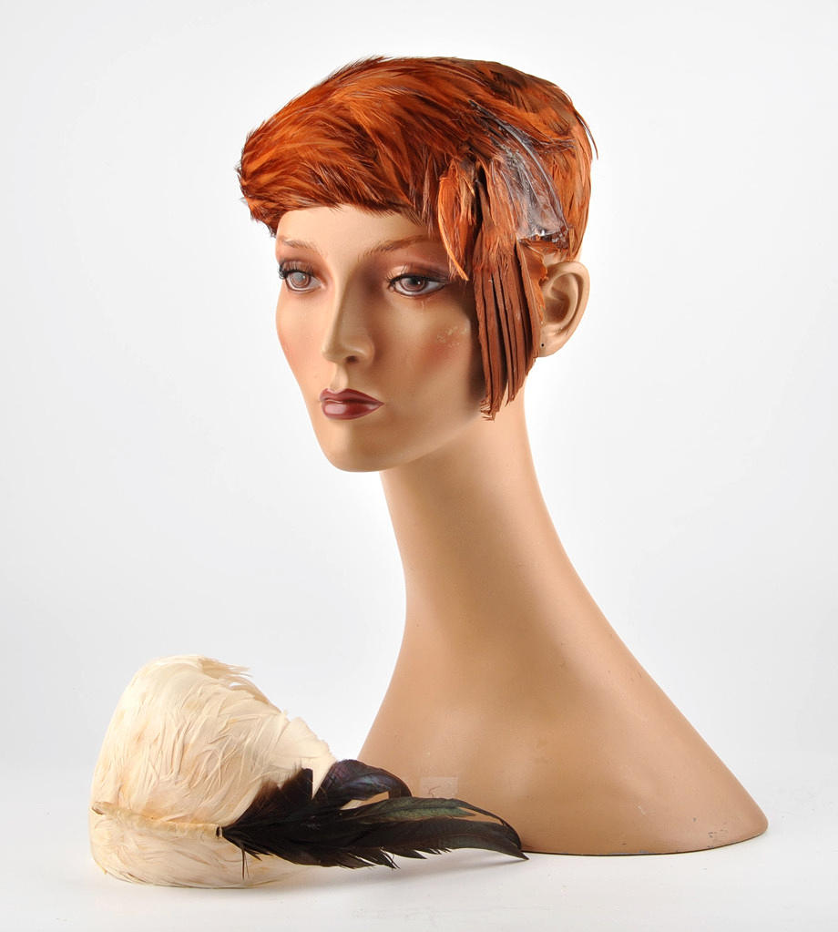 KOPFBEDECKUNG 62. damhatt fjäderhatt, motorhuv, mössa. Set om 2 i brunt och vitt.