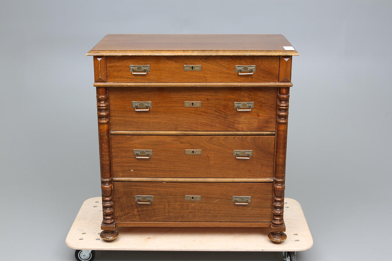 BYRÅ, nyrenässans, 1800-talets fjärde kvartal.