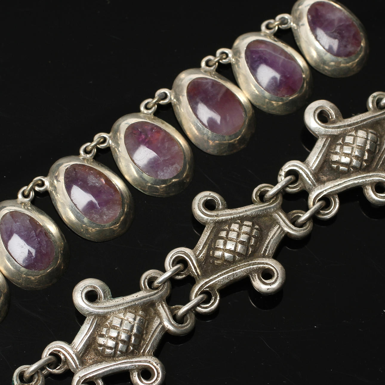 ARMBAND, silver, Henrik Møller, Trondheim, Norge samt HALSBAND Mexiko. 1900-tal.