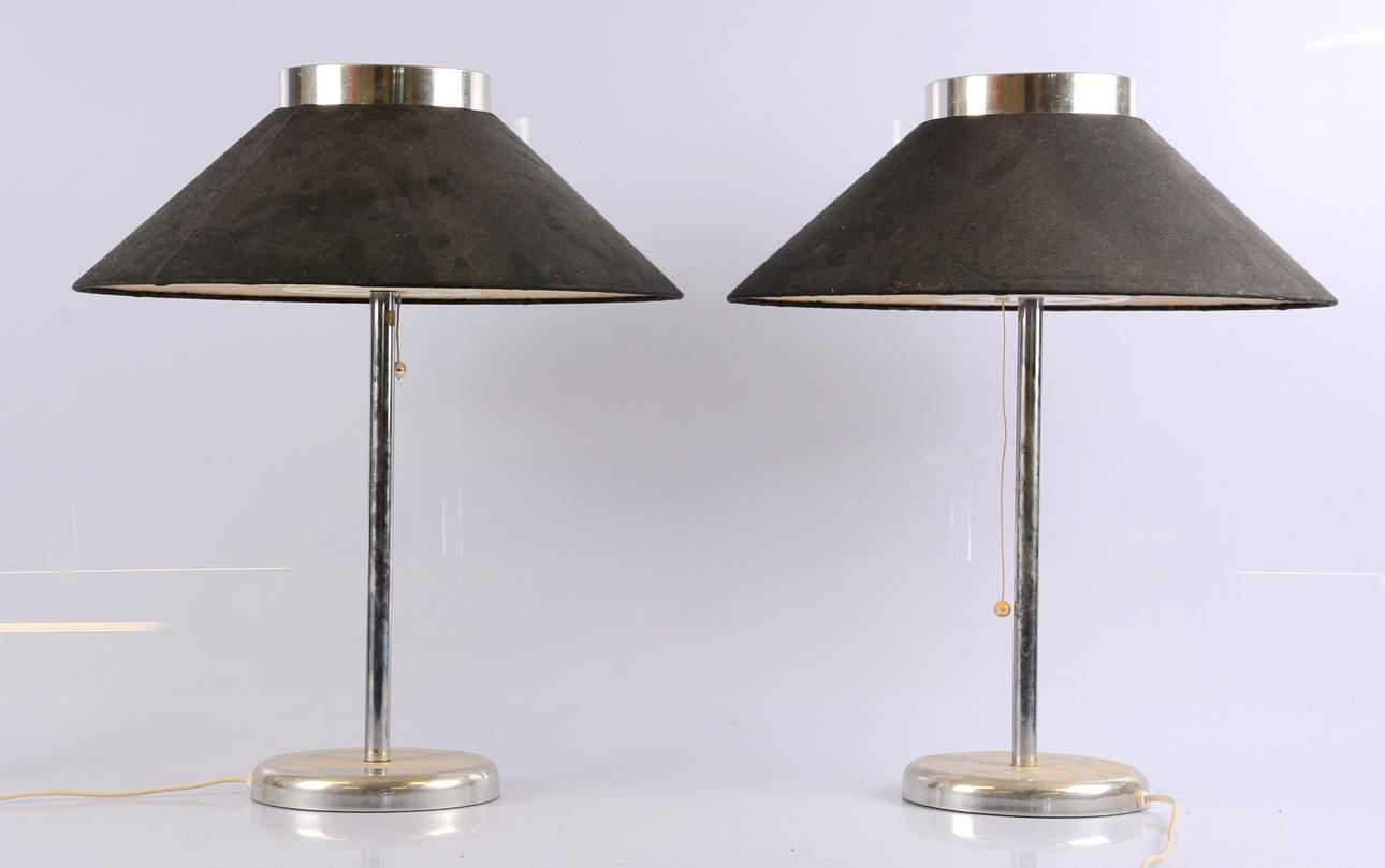 BORDSLAMPOR I metall, ett par, 1900-talets andra hälft.