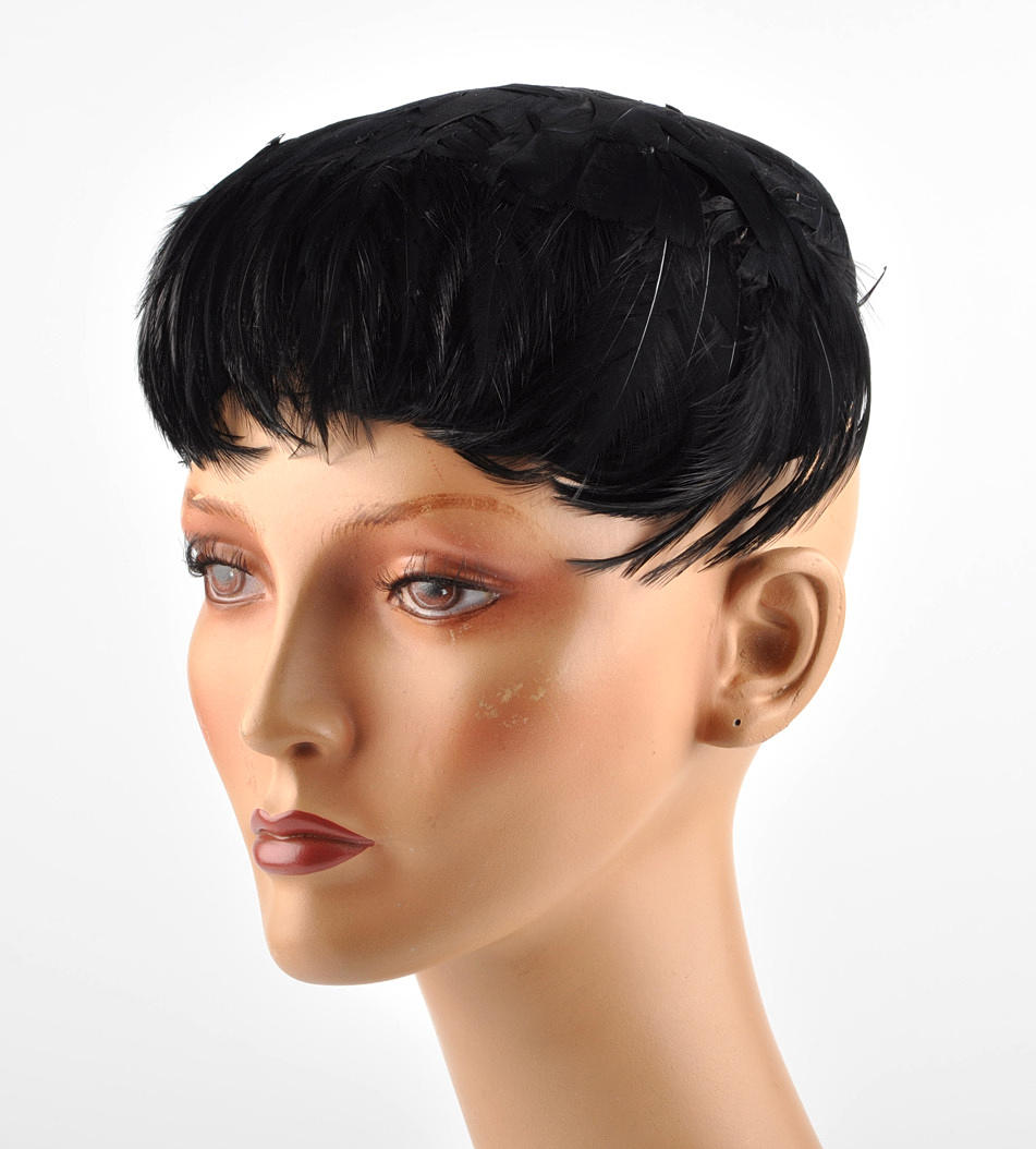 KOPFBEDECKUNG 65. damhatt motorhuv, fjäder trimmas cap.