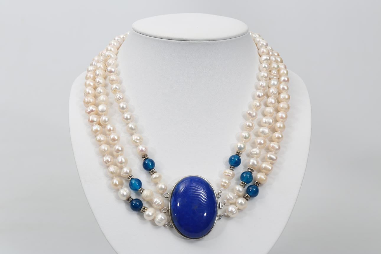 HALSBAND, 3-radigt, sötvattenspärlor och lapis lazuli.