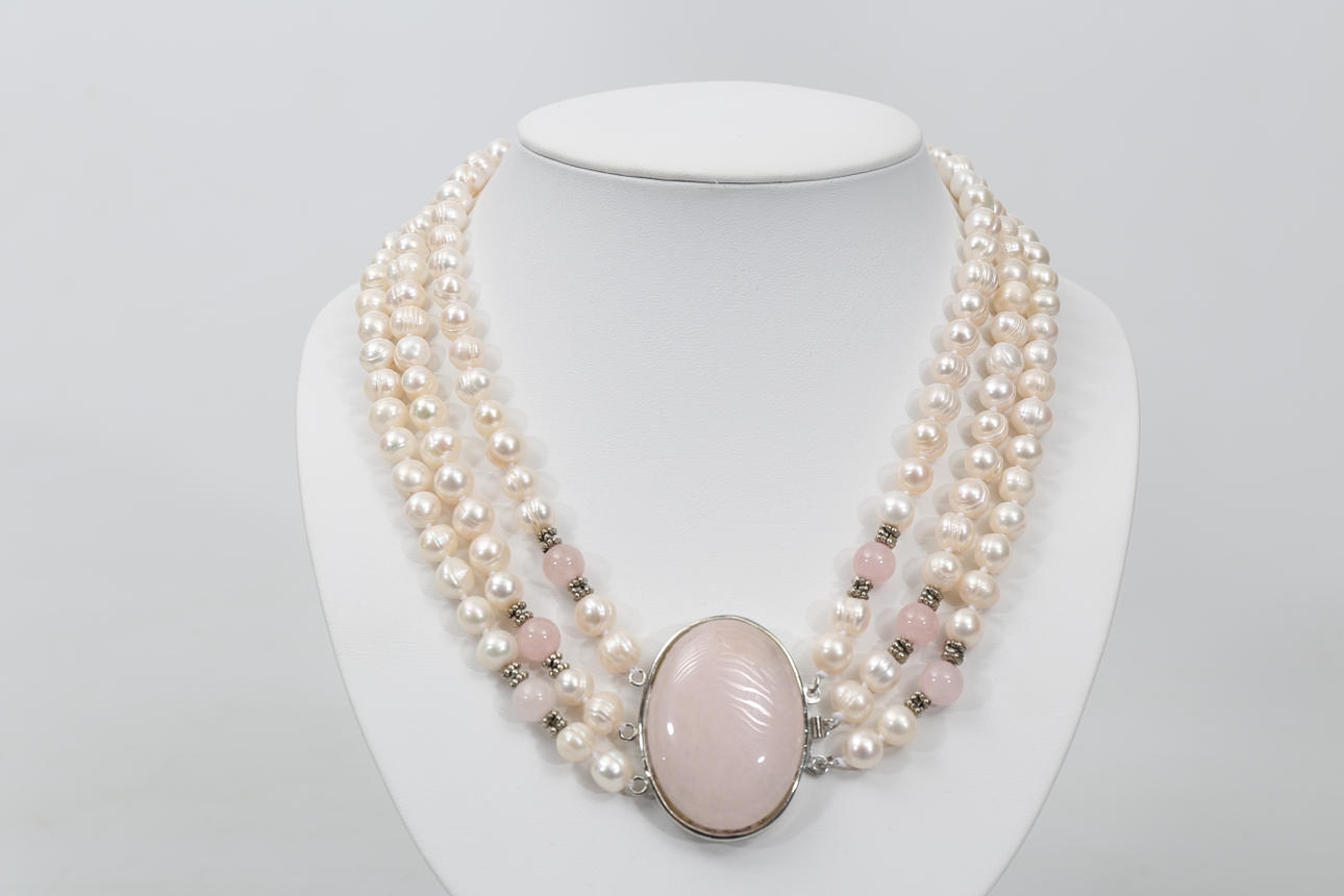 HALSBAND, 3-radigt, sötvattenspärlor och rosenkvarts.