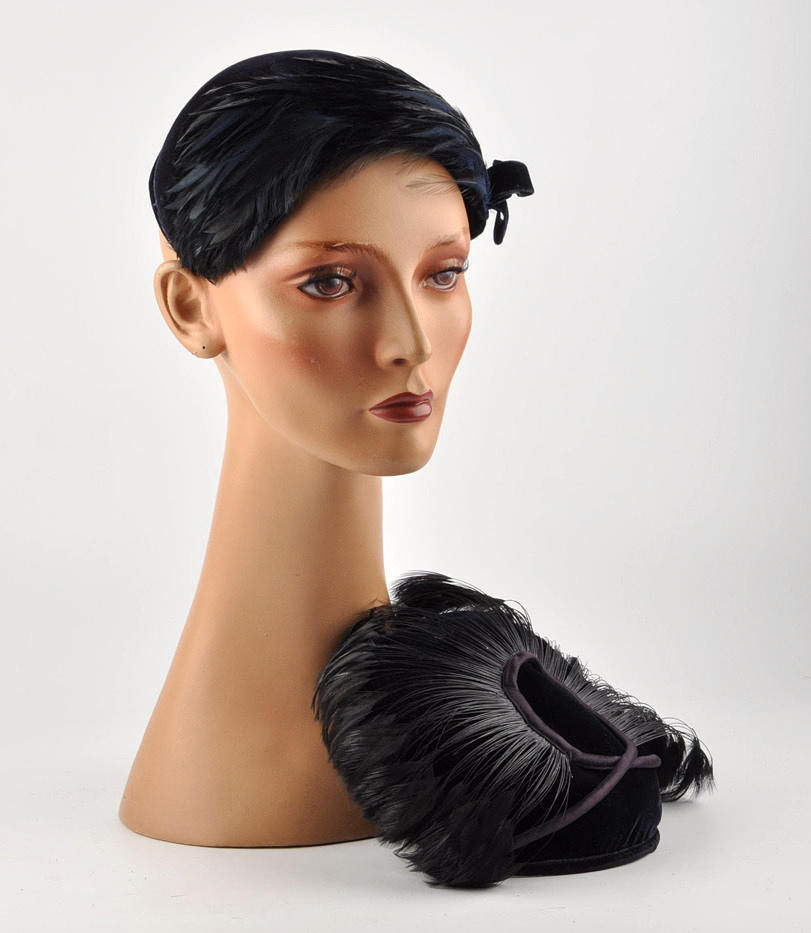 KOPFBEDECKUNG 66. damhatt lock, huva med fjäder trim. Uppsättning av 2, ”Collector's Craft”.