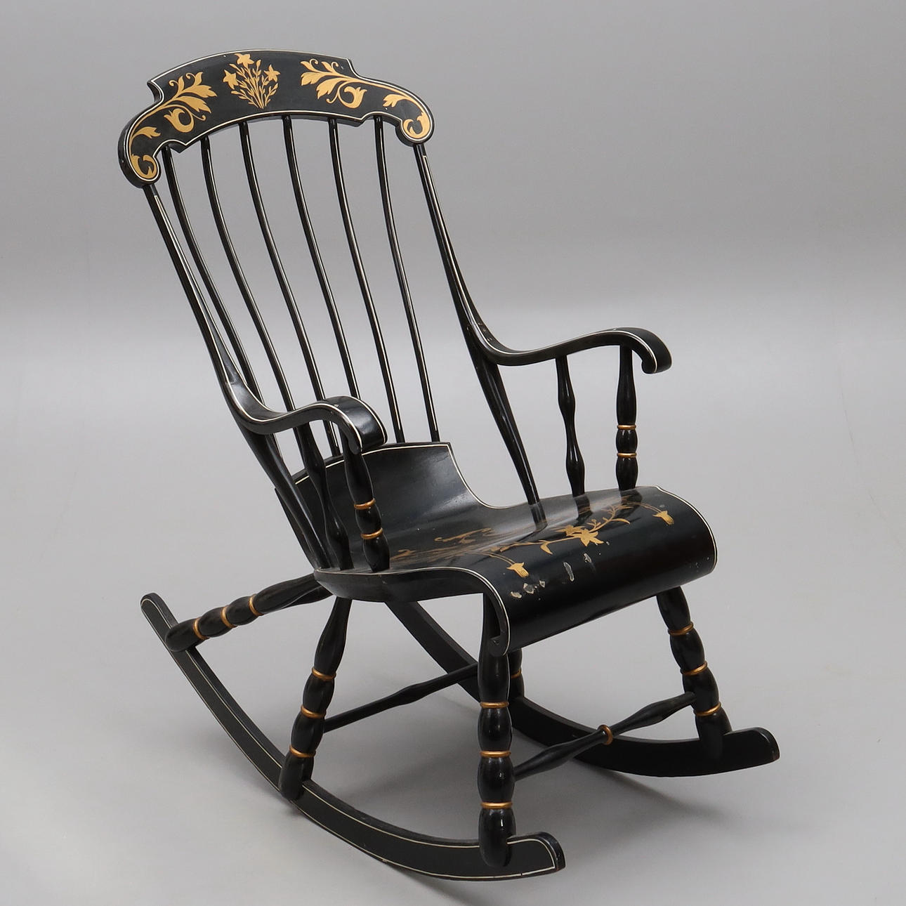 MECEDORA, negra con decoración dorada.