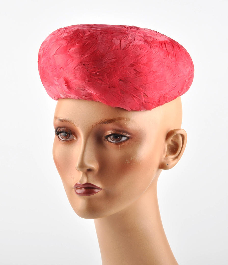 KOPFBEDECKUNG 67. damhatt Motorhuv, mössa översållad med röda/rosa fjädrar.