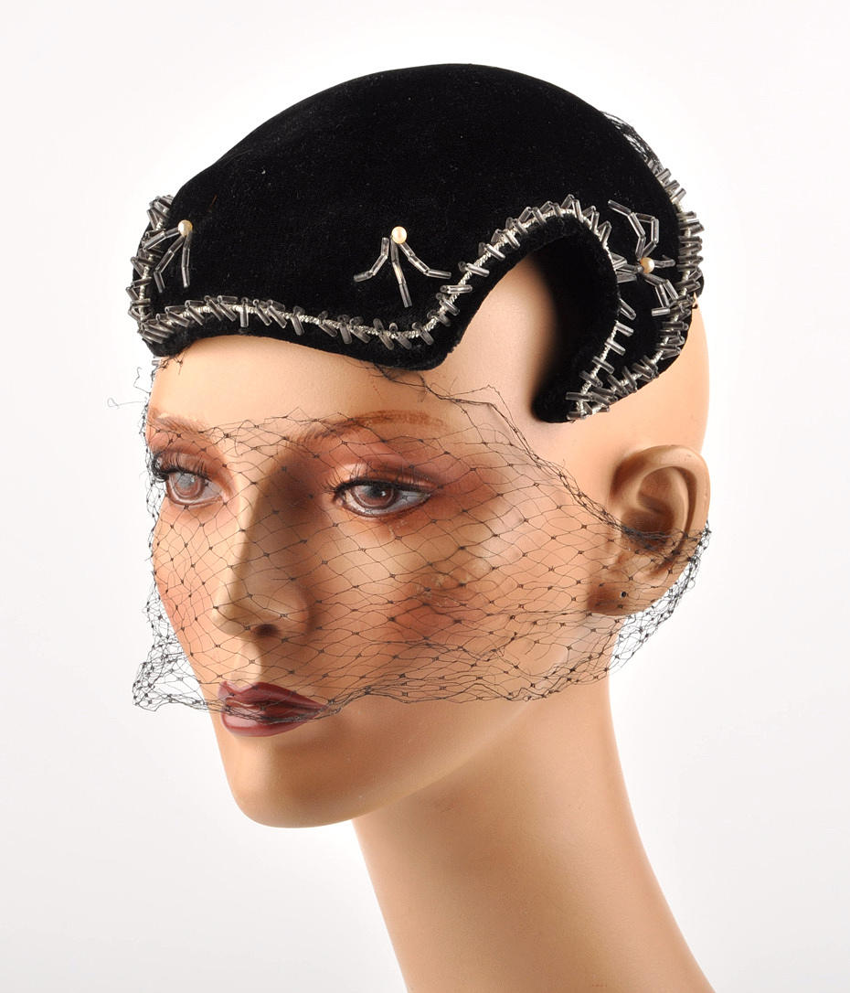 KOPFBEDECKUNG 69. damhatt Motorhuv, mössa med dekorlister och nätslöja.