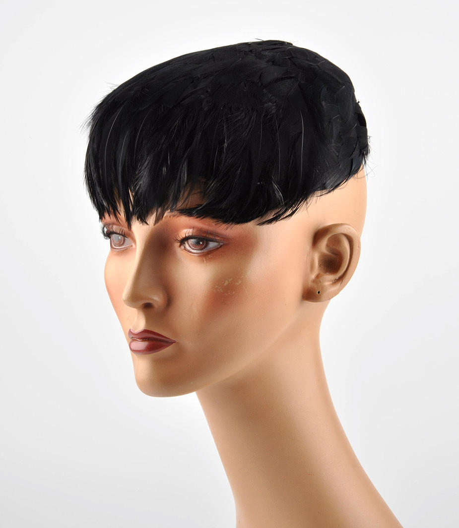 KOPFBEDECKUNG 71. damhatt Motorhuv, mössa översållad med svarta fjädrar.