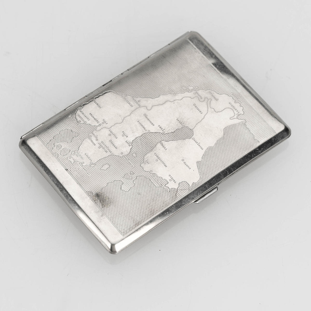 CIGARETTETUI, Plåt, med kartdekor, Anders Nilsson, Lund.