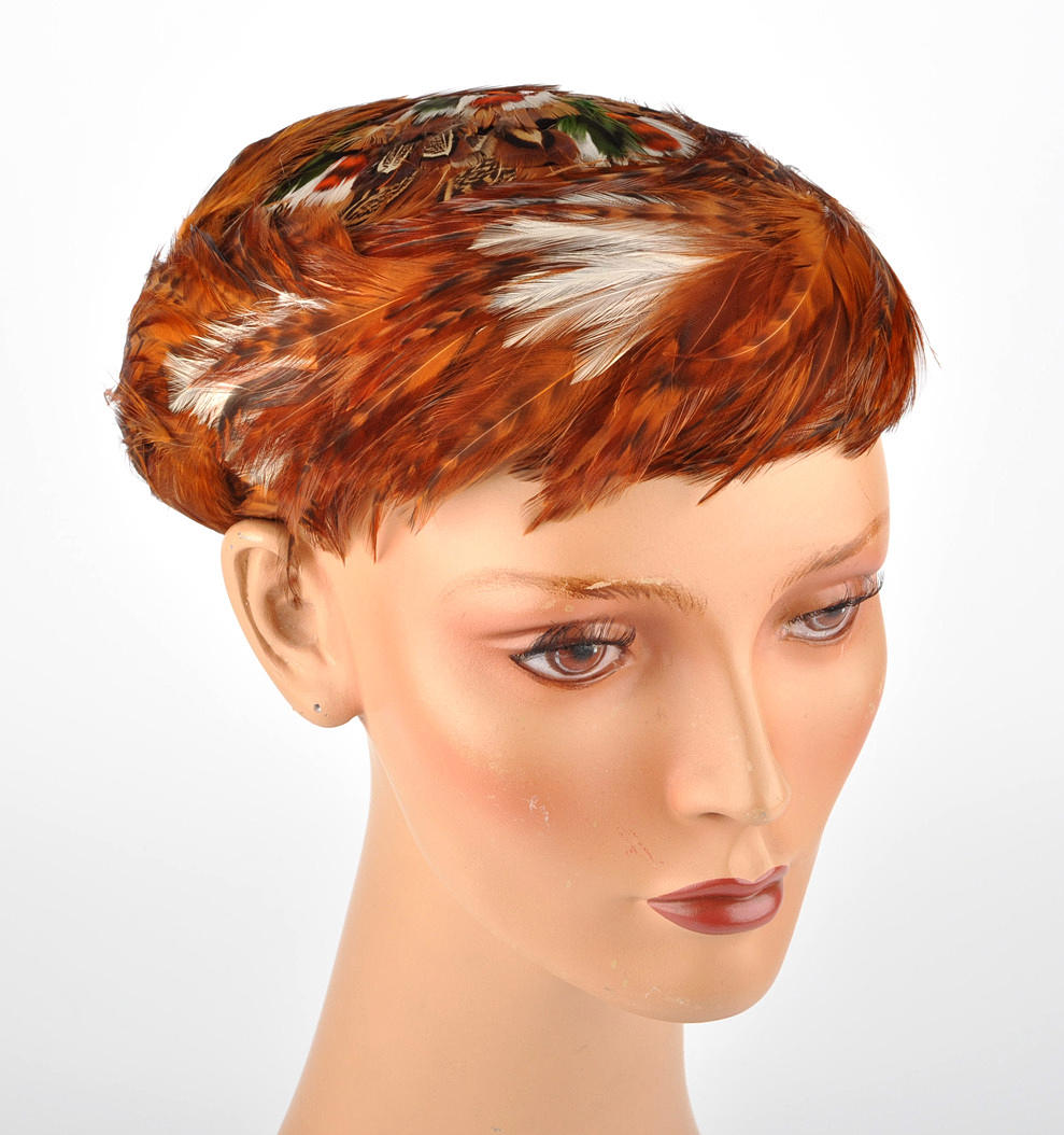 KOPFBEDECKUNG 74. damhatt motorhuv, lock med olika fjädrar.