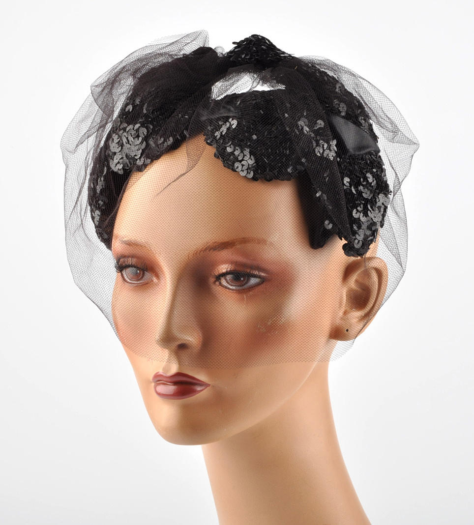 KOPFBEDECKUNG 75. Motorhuv, 3/4 lock med paljetter och slöja (sörjande motorhuv).