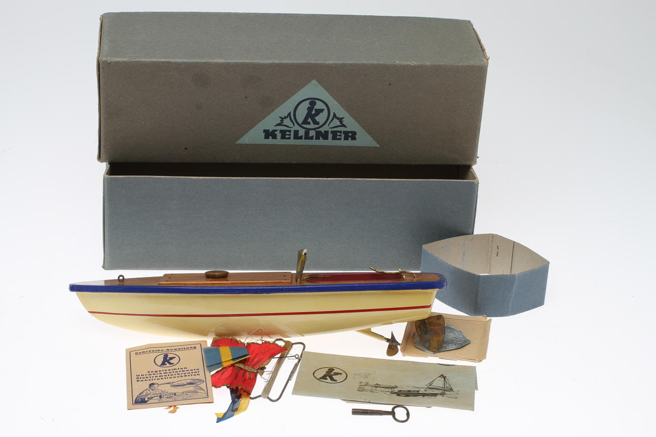 BÅTMODELL i trä med urverk, "KELLNERBOOT" i originalkartong med tillbehör.