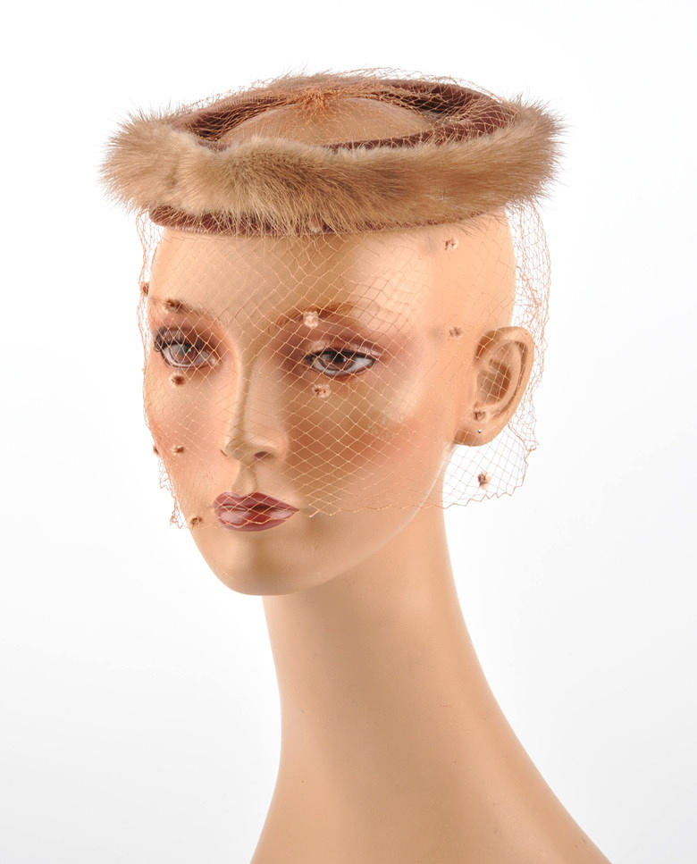 KOPFBEDECKUNG 78. Pannband med nät, pälsring och (troligen) nylon.