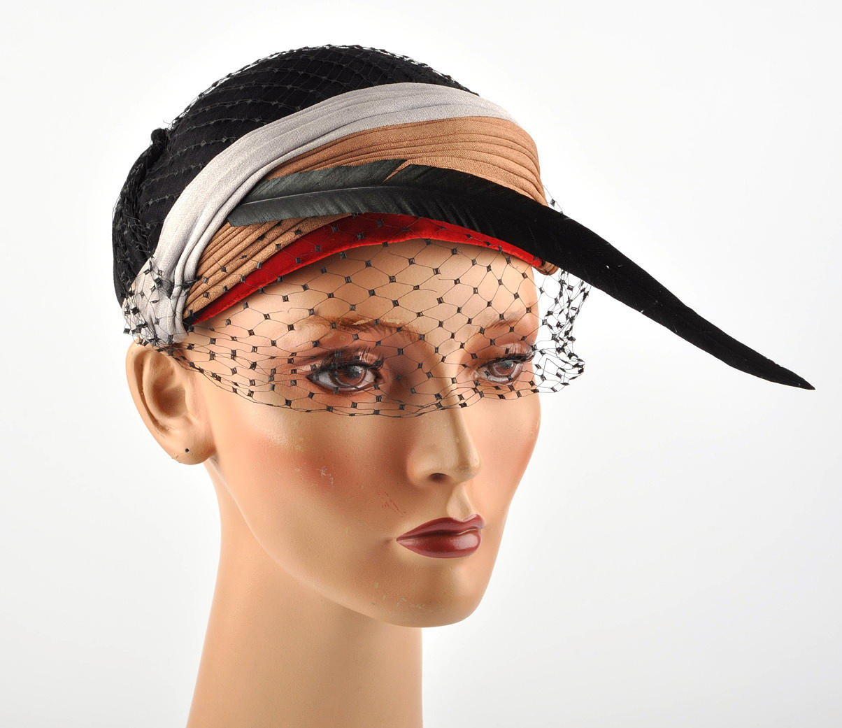 KOPFBEDECKUNG 79. damhatt motorhuv, 3/4 keps med fjäder, nät & pannband.