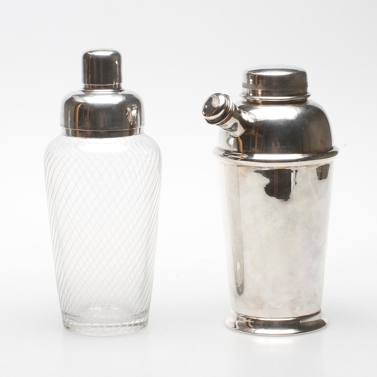 SHAKER, 2 st, nysilver och glas, Plato och Hoka, 1900-talets andra hälft.