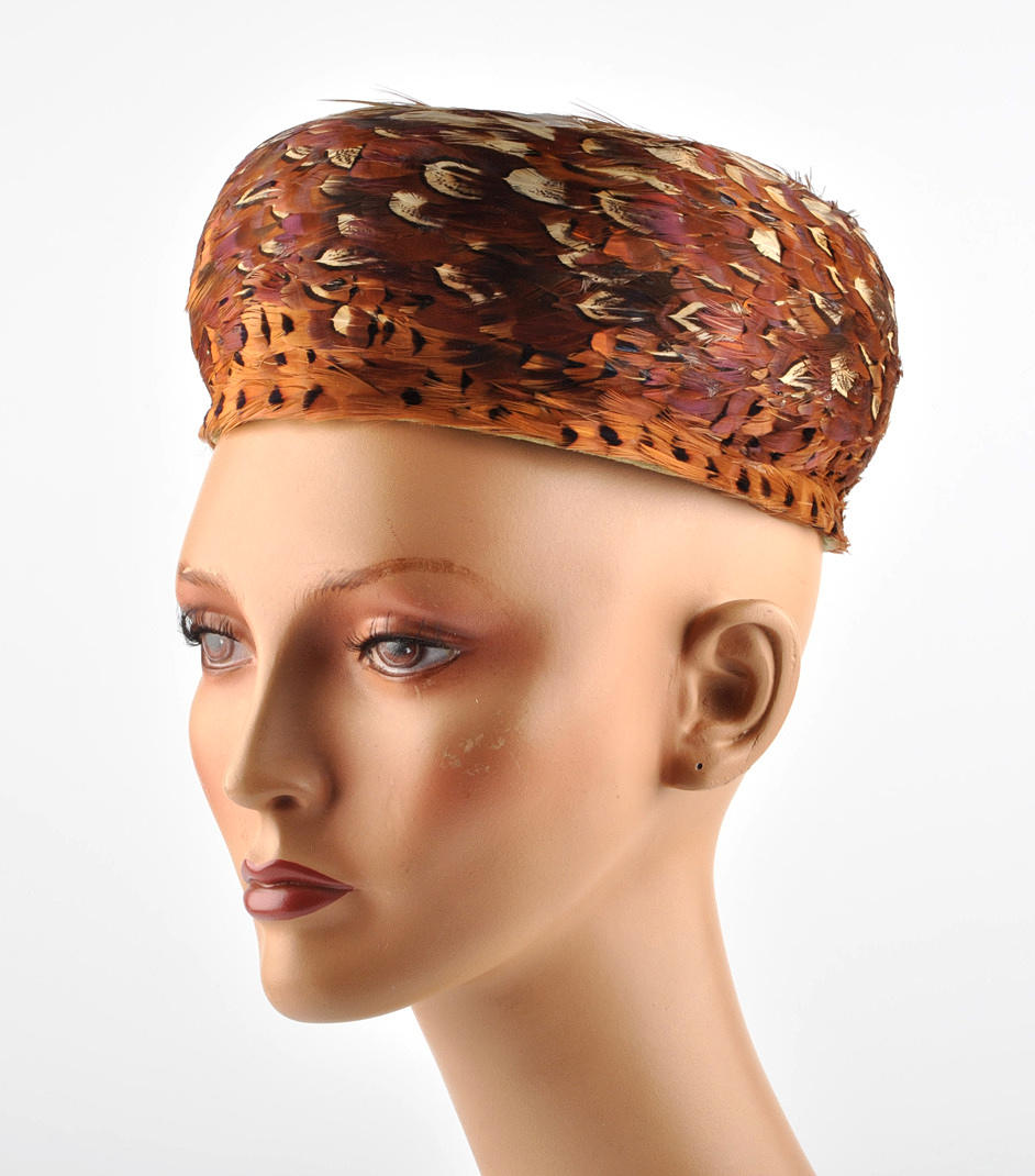 KOPFBEDECKUNG 80. damhatt fjäder hatt, fjäder motorhuv. Motorhuv, mössa omkring 1970.