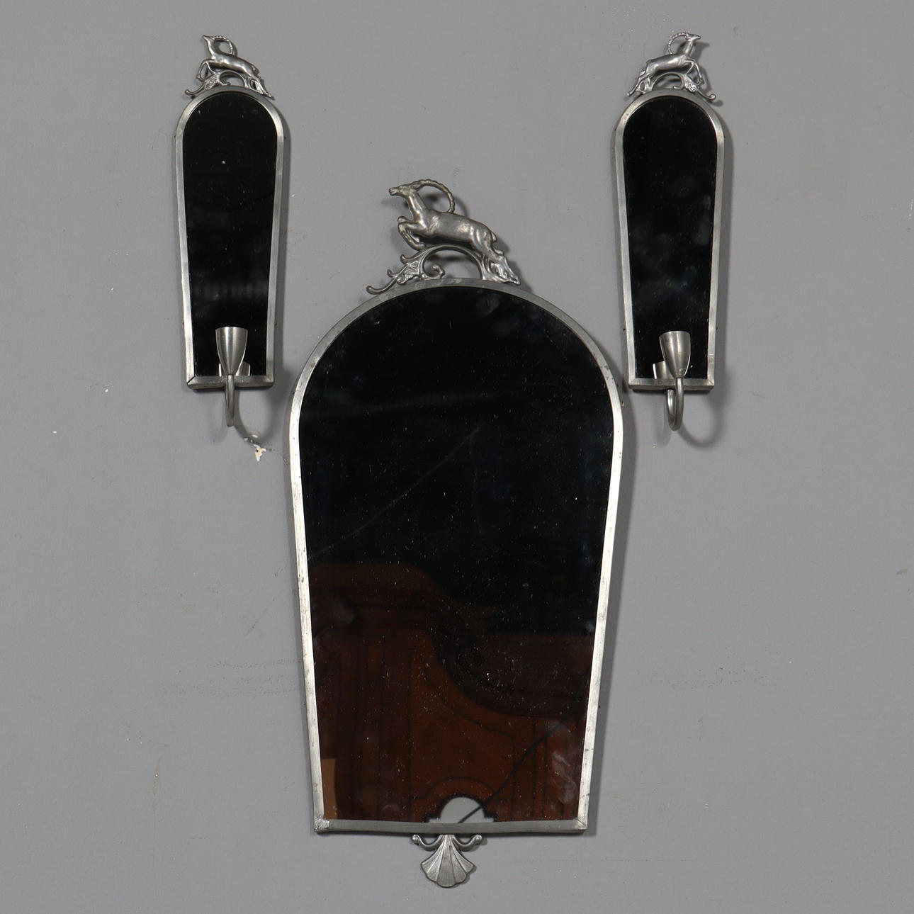 ESPEJO Y CANDELABROS, 3 piezas, peltre.