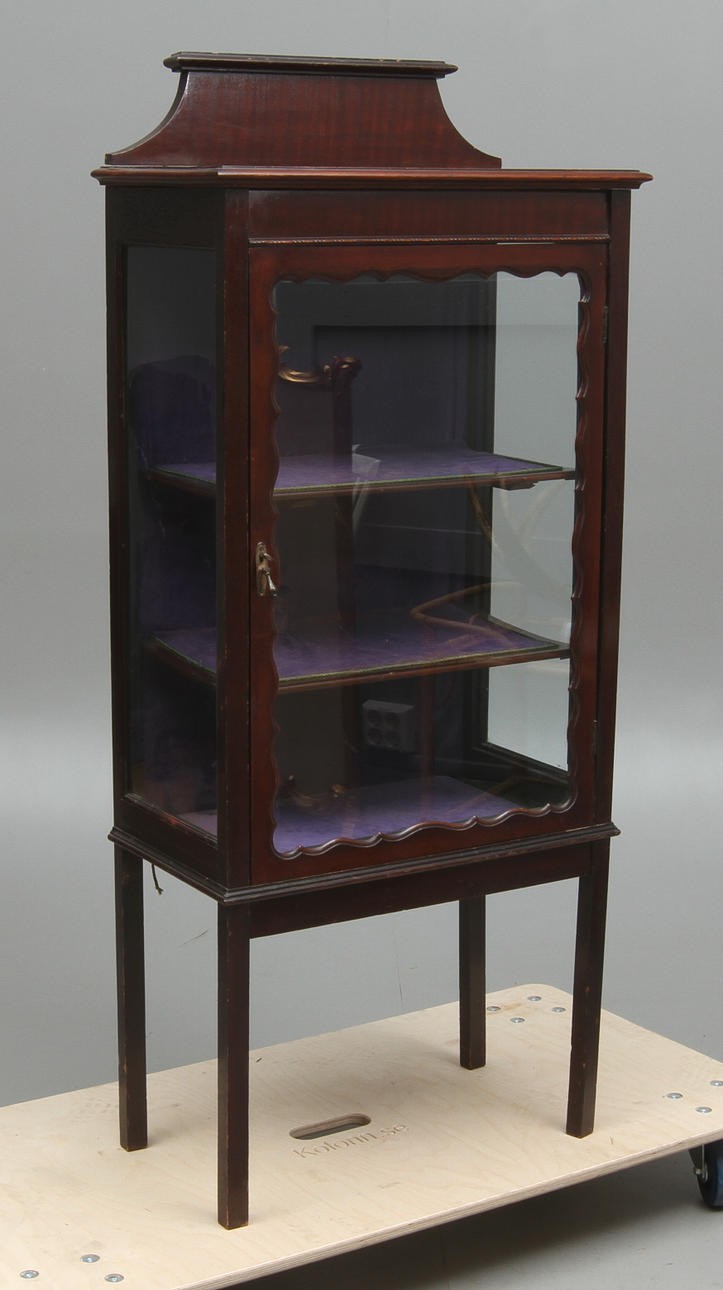 VITRINSKÅP, 1900-tal.