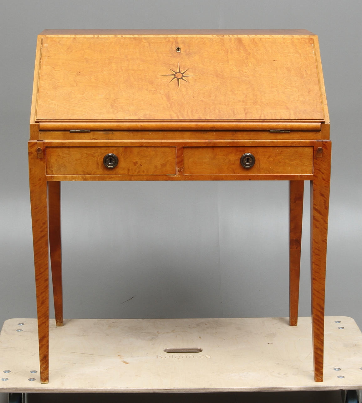 SNEDKLAFFSEKRETÄR, gustaviansk stil, 1900-tal.