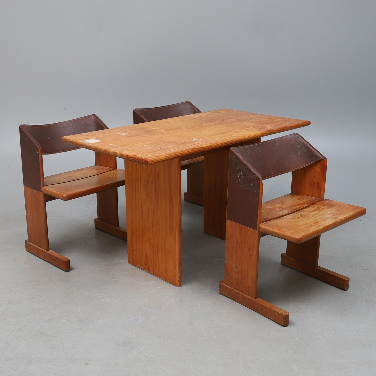 A RETRO PINE KITCHEN TABLE AND THREE MATCHING CHAIRS.