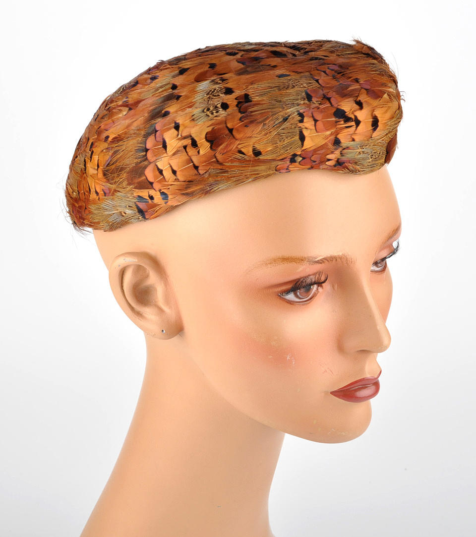 KOPFBEDECKUNG 85. damhatt Motorhuv, mössa översållad med fasan fjäder.