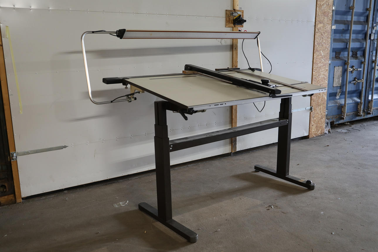 PIIRUSTUSLAUTA/ARKKITEHDIN PÖYTÄ.