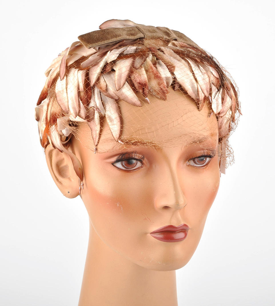 KOPFBEDECKUNG 86. pannband Textil, stiliserade fjädrar, mesh trim.