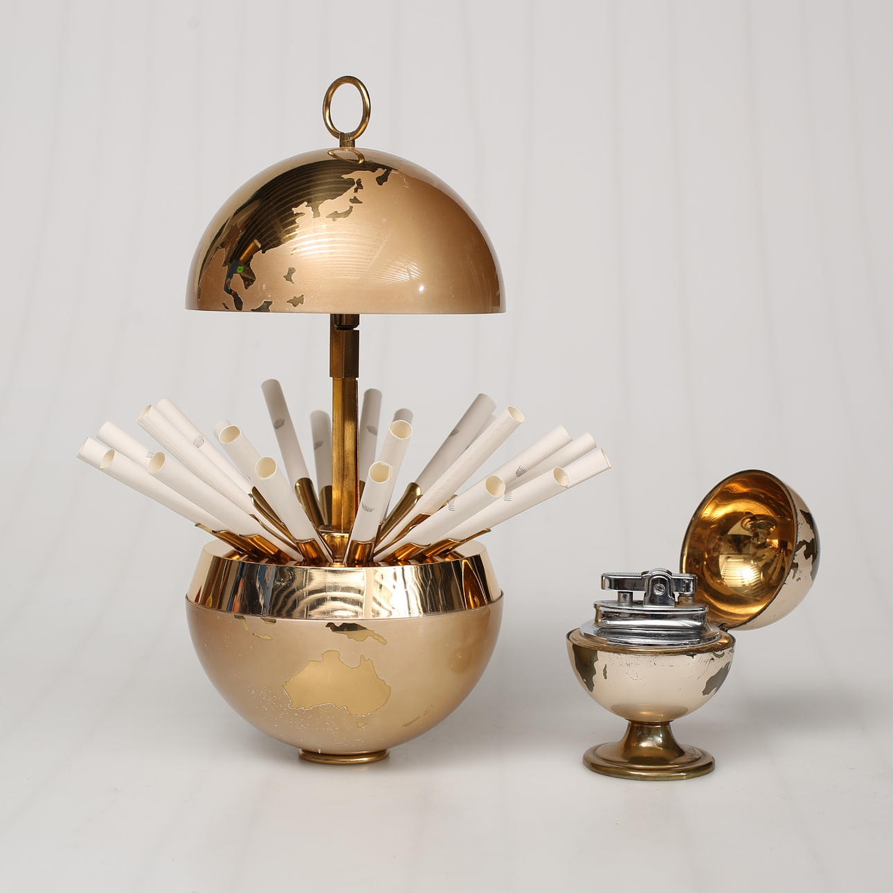 desk cigarette holder CIGARETTE HOLDER AND TABLE LIGHTER, metal. Miscellaneous - Miscellaneous