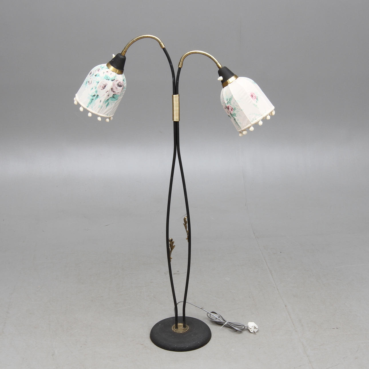 GOLVLAMPA, med två ljuspunkter, omkring 1900-talets mitt.