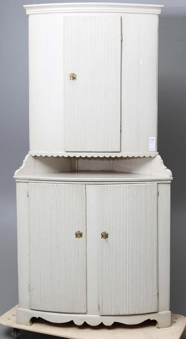 HÖRNSKÅP, gustaviansk-typ, 17/1800-tal.