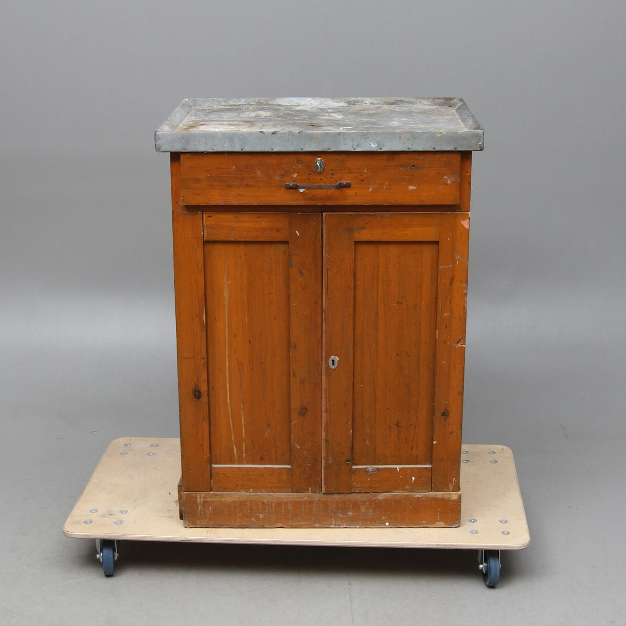 SKÄNK, med plåtklädd skiva, 1900-talets första hälft.