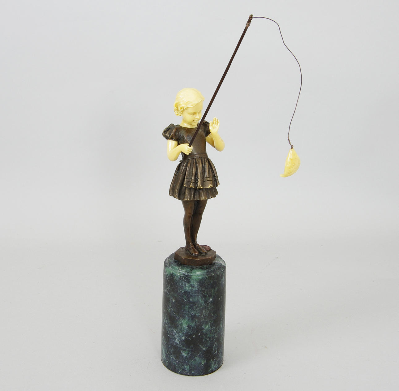 SKULPTUR, fiskande flicka, brons på marmorsockel med huvud och armar i plast.