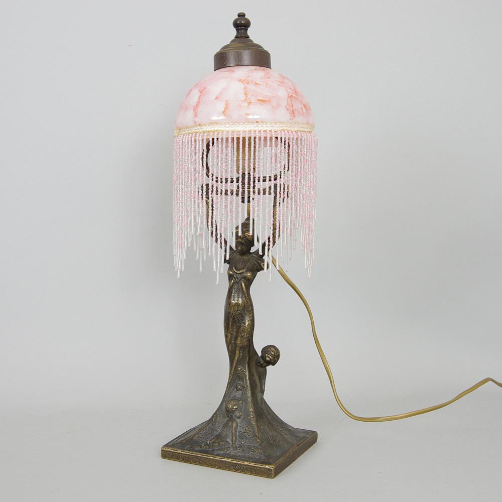 BORDSLAMPA, brons med glaskupa och pärllfransar, samtida.