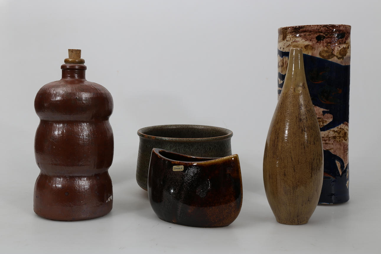 VASER, SKÅLAR OCH KARAFF, stengods, 6 delar, bland annat Knud Jans, Danmark.