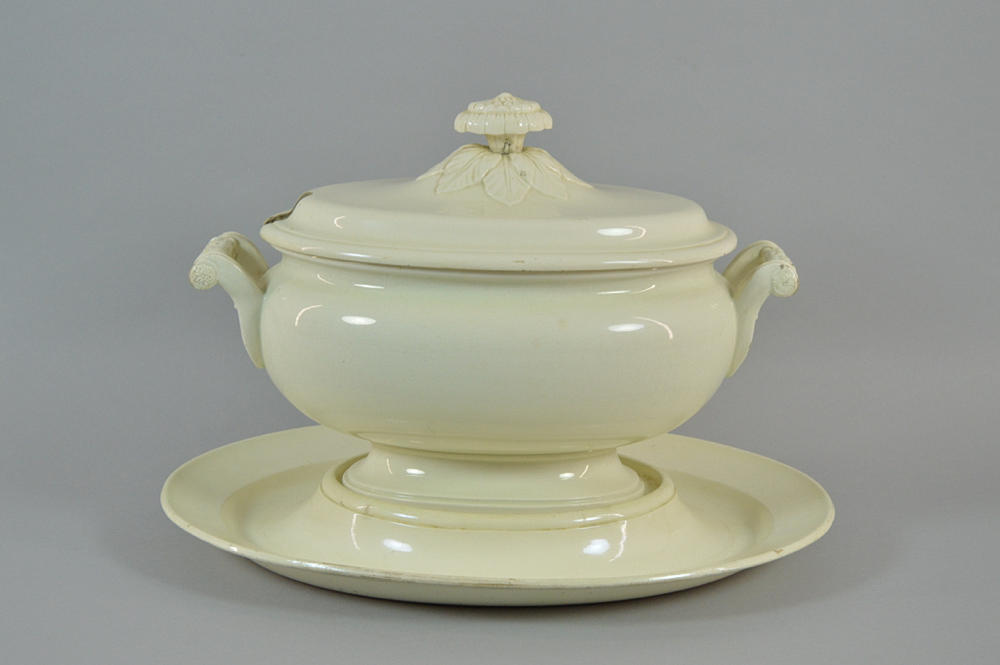 TERRIN MED LOCK, Wedgwood, England 1800-tal.