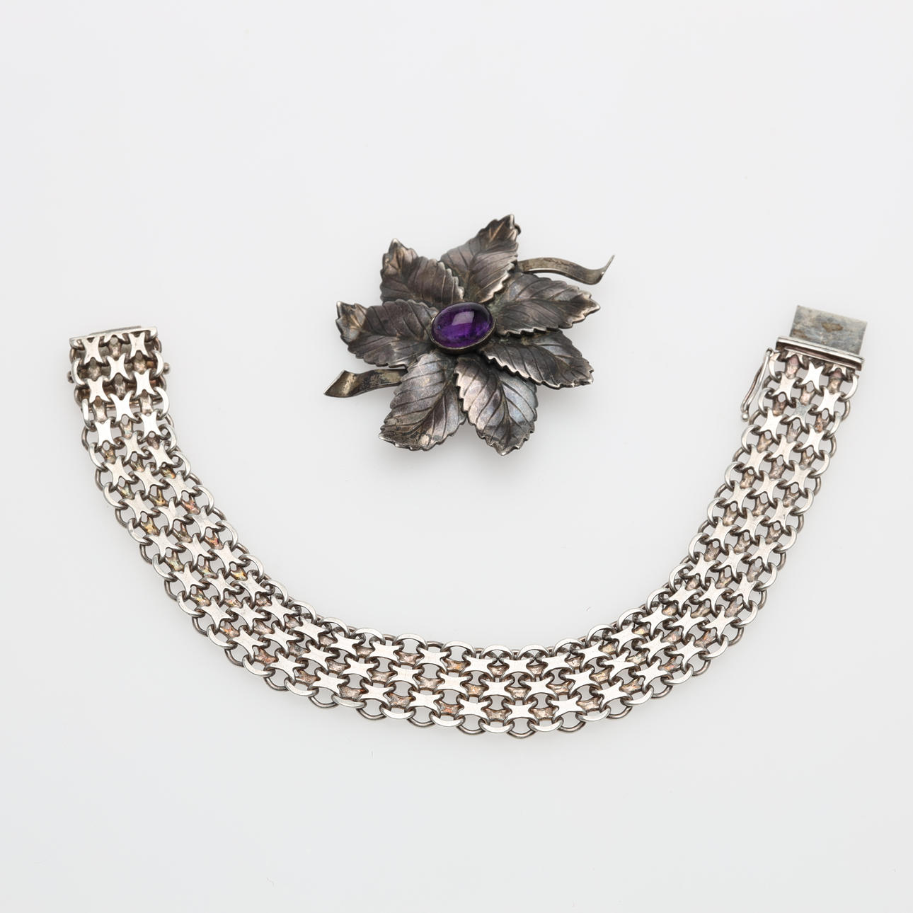 ARMBAND und BROSCHE, 2 Stück, Silber.