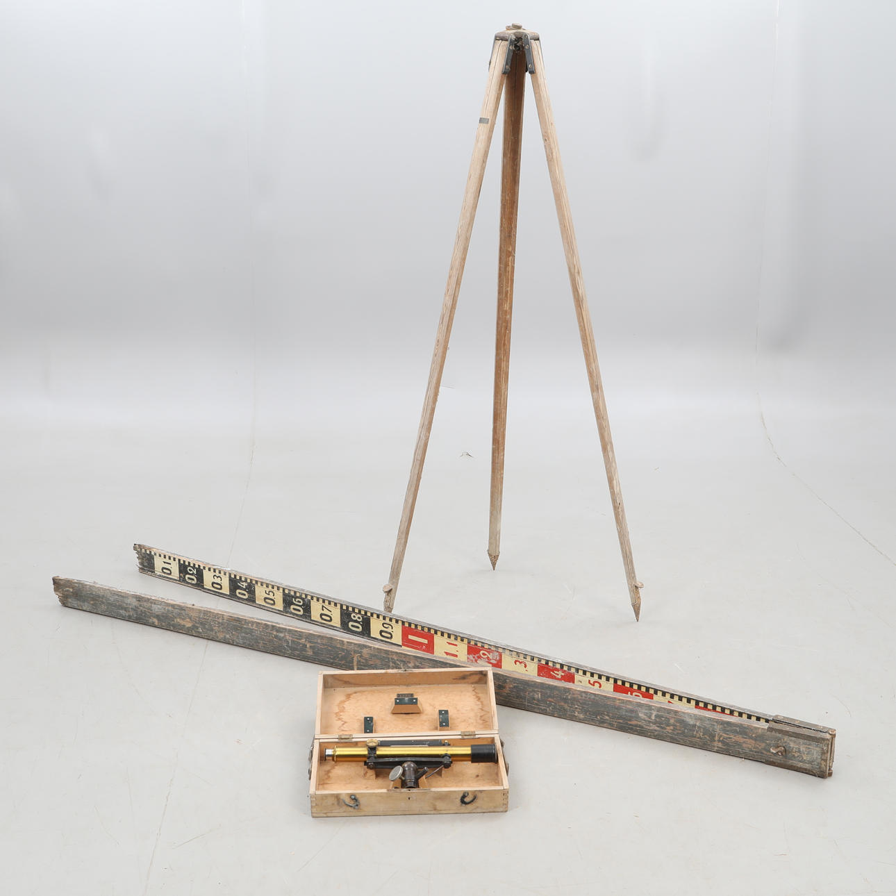 MEASURING INSTRUMENTS, tripod and measuring board, AB Lyth Stockholm.