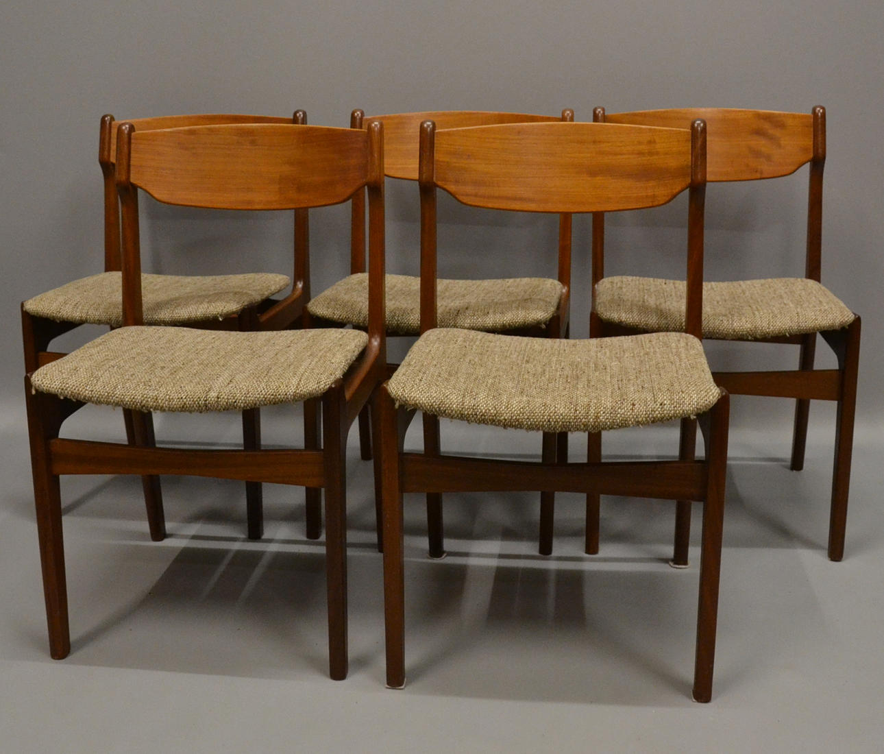 5 DÄNISCHE TEAKSTÜHLE.