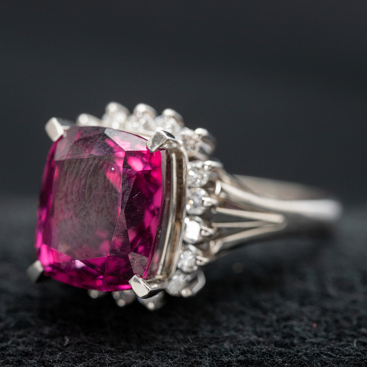 Ring med rodolit och diamanter.