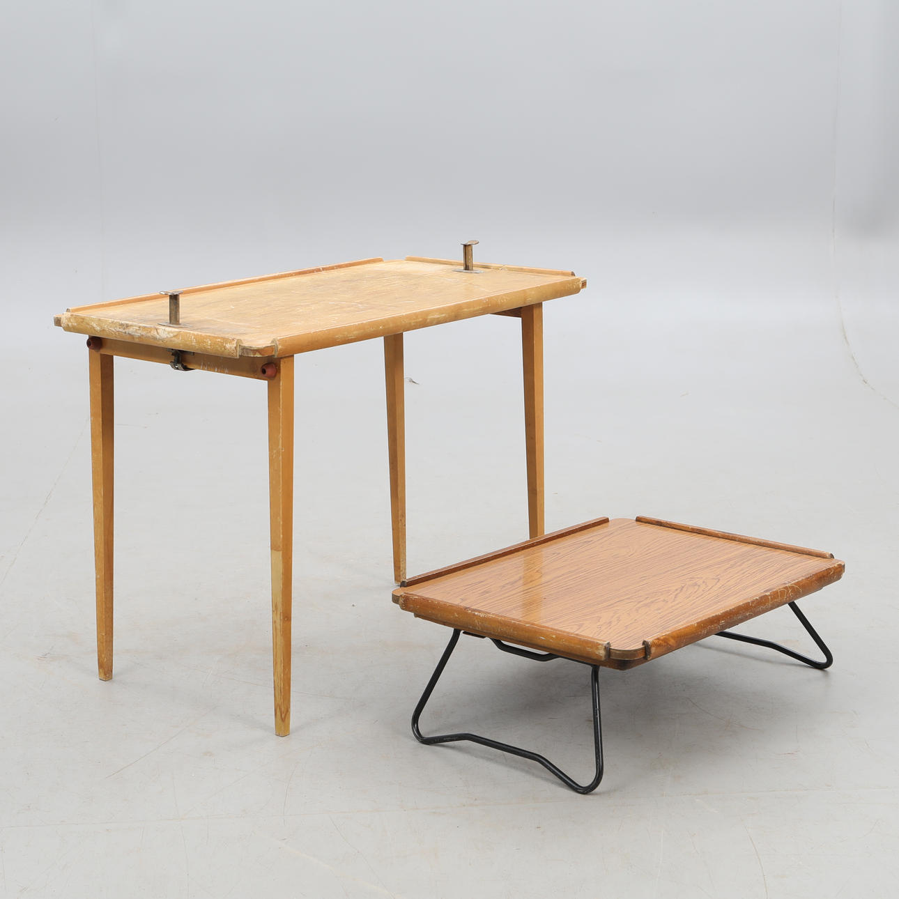 MÖBLER, 2 delar,sängbord och brickbord.