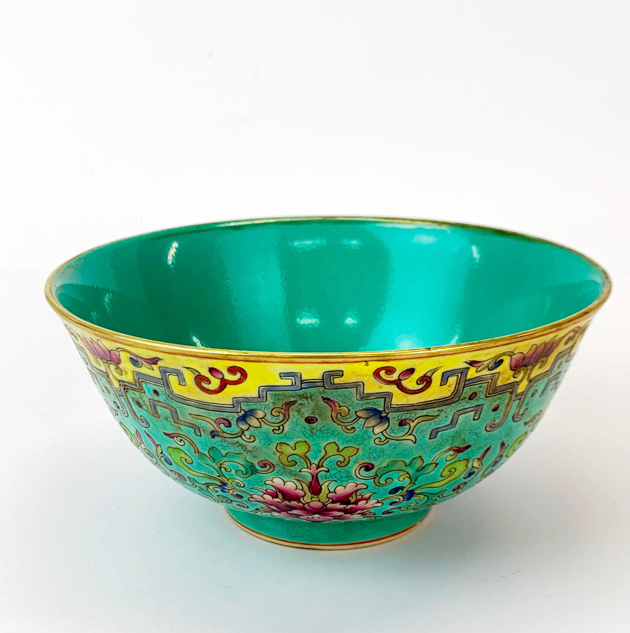 EMAILLIERTE SCHALE VON CHINESE CANTON.