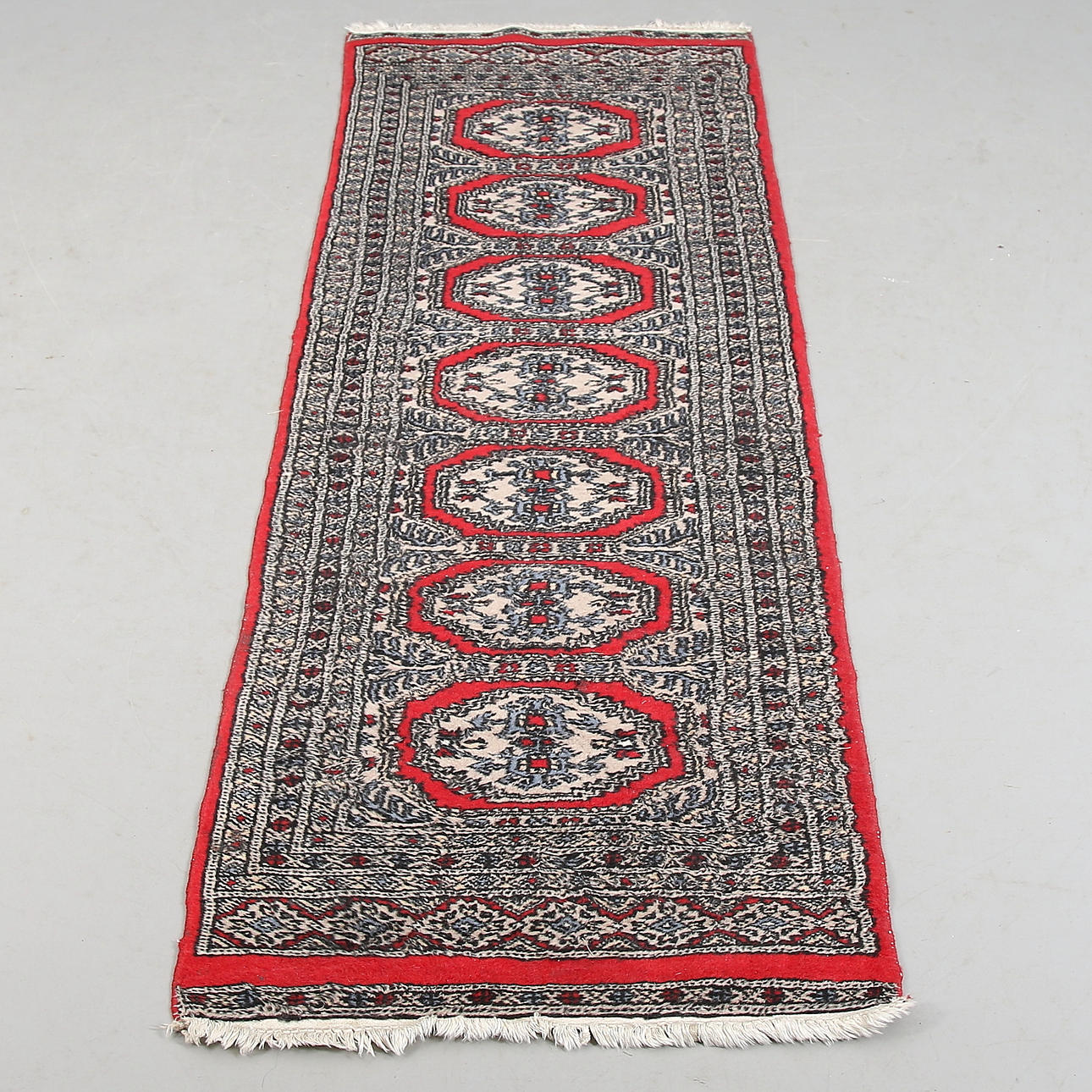 GALLERIMATTA, Bochara, Pakistan. 187 x 62 cm.