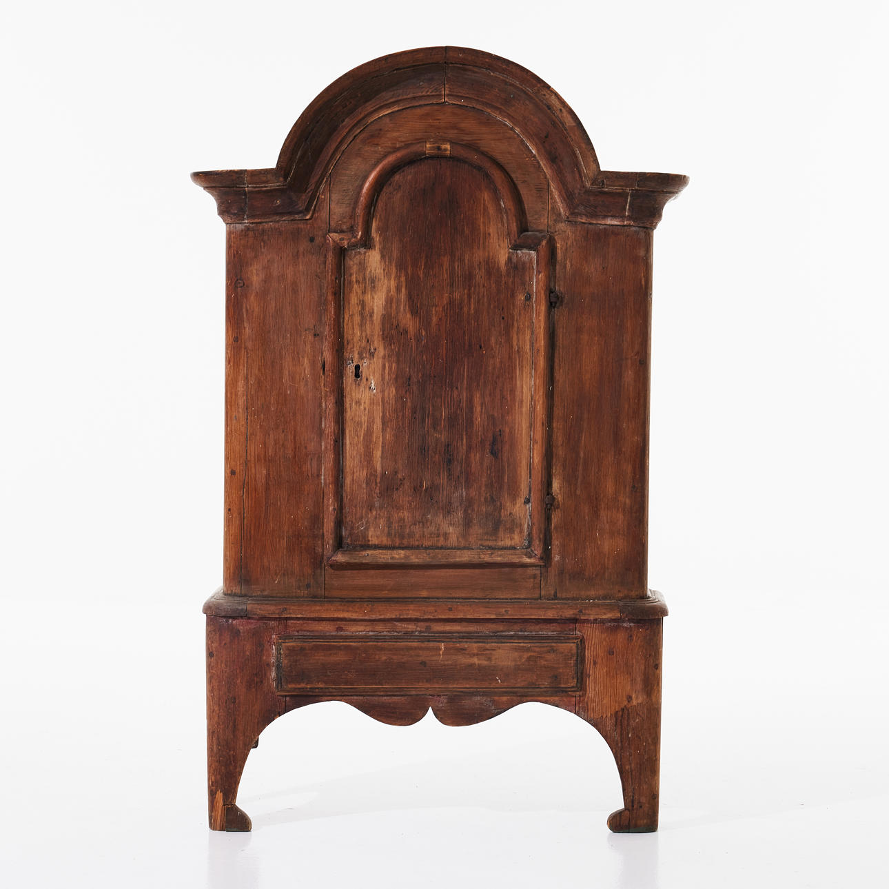 JÄMTSKAB, madera, corona perfilada, interior con estante para cubiertos y otro estante, caja ciega, primera mitad del siglo XIX.