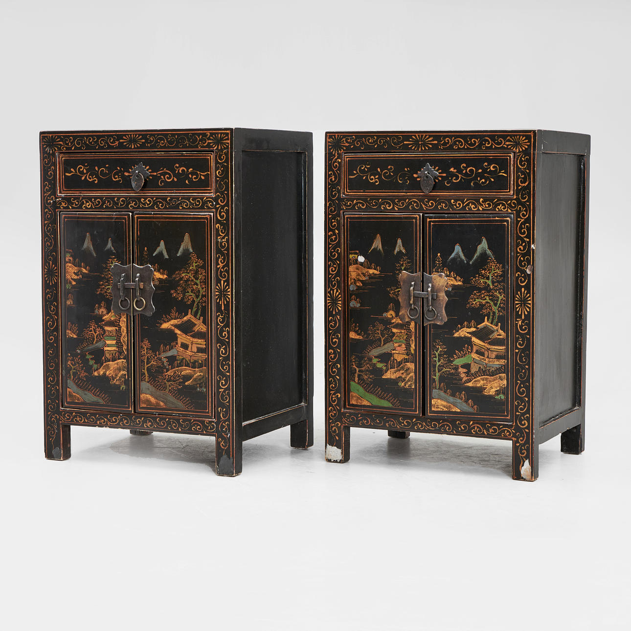 NACHTTISCH. ein Paar, orientalische Lackarbeiten.