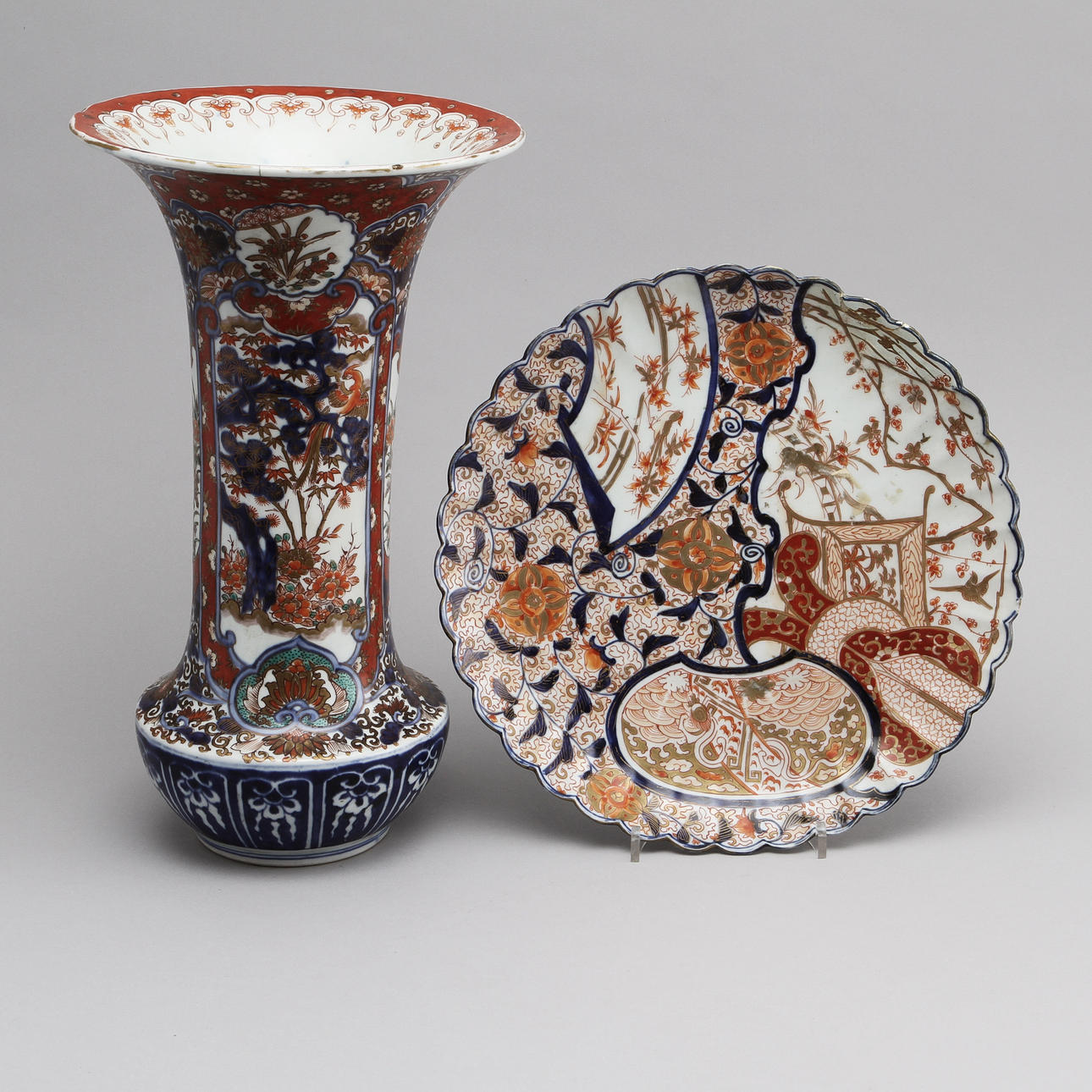 TRUMPETVAS samt FAT, porslin, Kina resp Japan, Imari, 1800/1900-tal.